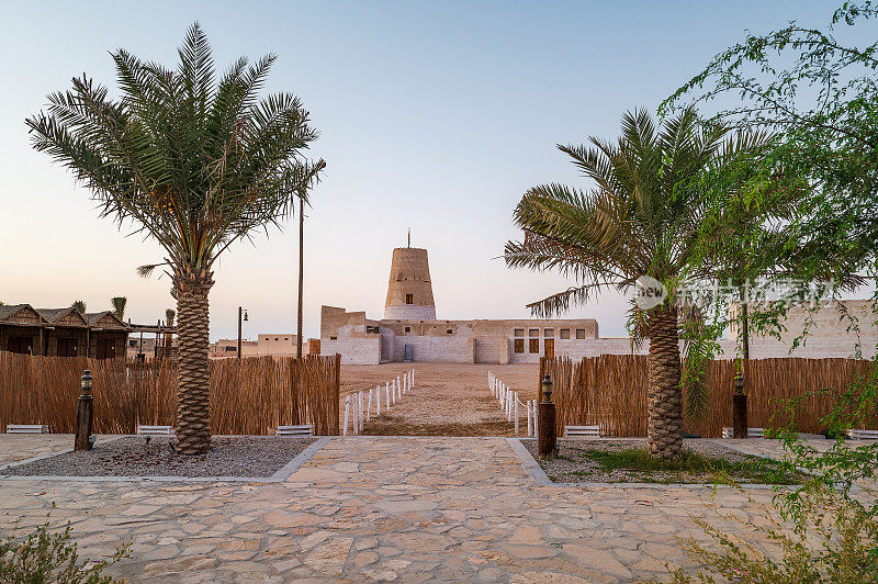 拉斯al Khaimah遗产村和al Jazirah al Hamra城堡充满了旧式物品的废墟